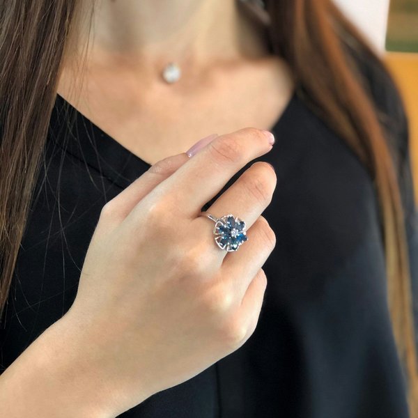 Porter une bague avec topaze bleue : significations et tendances actuelles